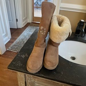Uggs size 7.5 like new wire 3 times